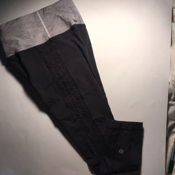 Lululemon black yoga crop - Picture 8 of 8